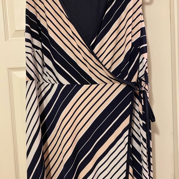 5/$20 Flowy wrap dress - Picture 4 of 5